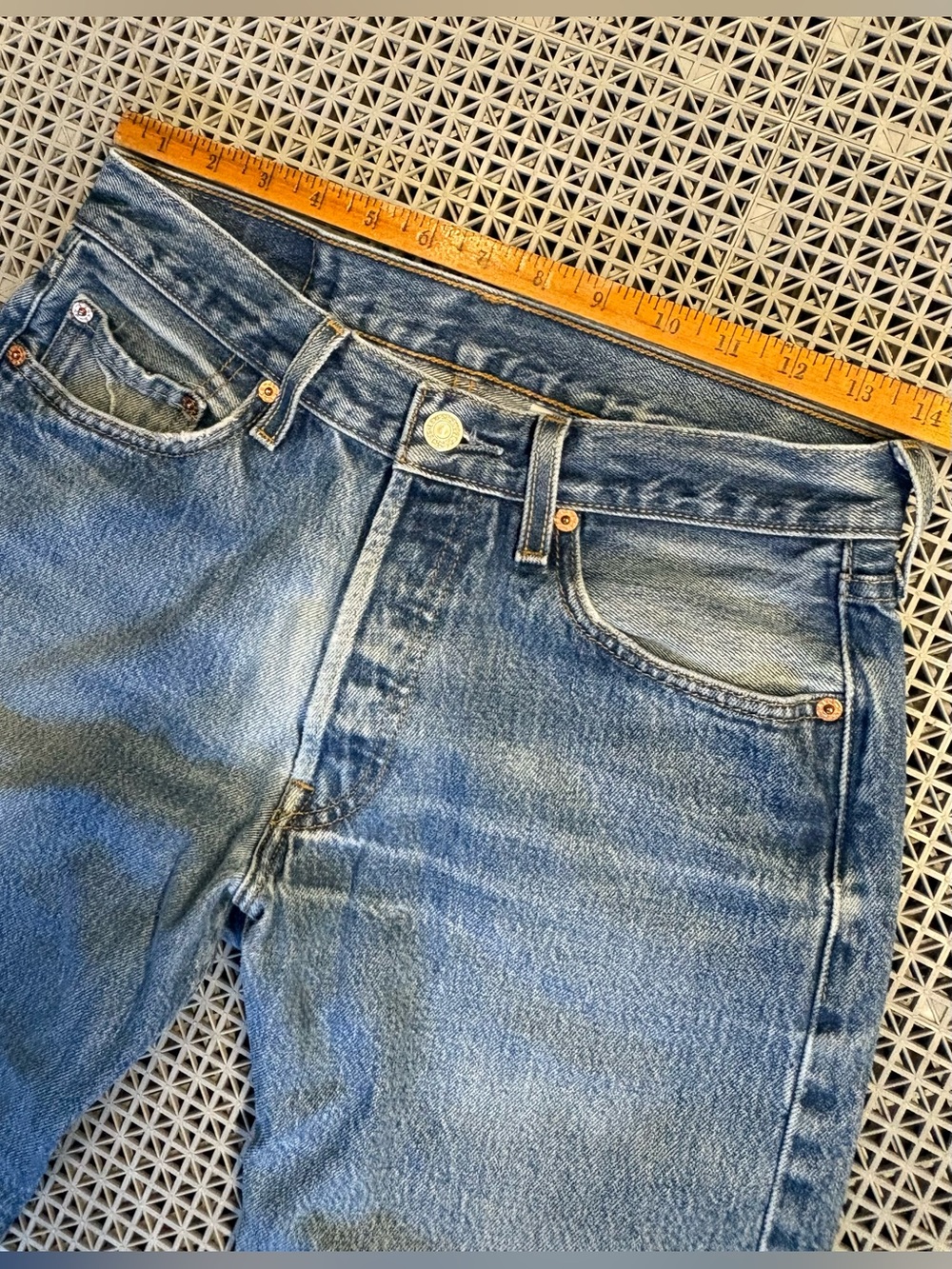 Vintage Levi’s 501 Medium Wash Button-Fly Blue Jeans - Y2K - Picture 7 of 12